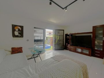 Impressive triplex with spacious terrace and bright rooms