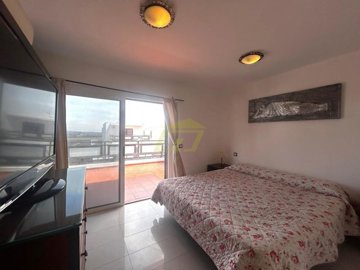 Impressive triplex with spacious terrace and bright rooms