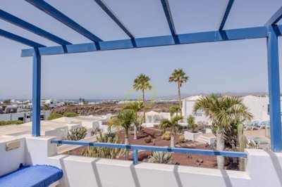 1 bedroom apartment located in a stunning complex with sea views