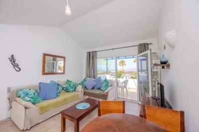 1 bedroom apartment located in a stunning complex with sea views