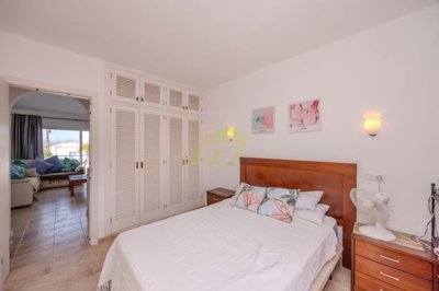 1 bedroom apartment located in a stunning complex with sea views