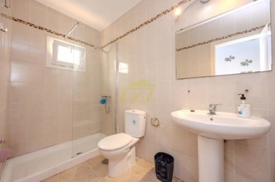 1 bedroom apartment located in a stunning complex with sea views