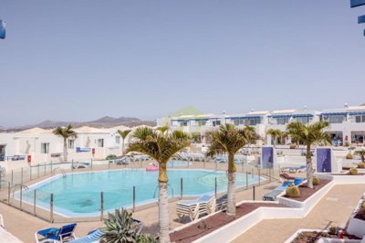 1 bedroom apartment located in a stunning complex with sea views