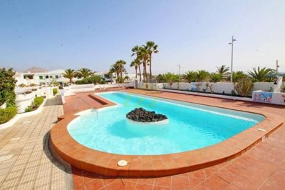 Recently refurbished apartment just a stones through from the beach