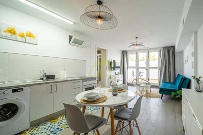 Recently refurbished apartment just a stones through from the beach