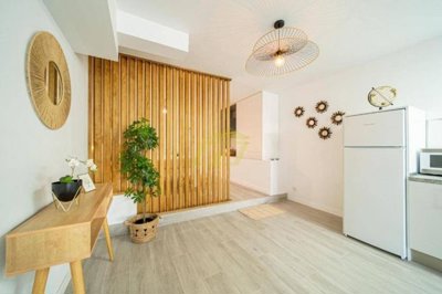 Recently refurbished apartment just a stones through from the beach
