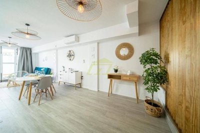 Recently refurbished apartment just a stones through from the beach