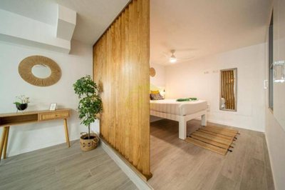 Recently refurbished apartment just a stones through from the beach