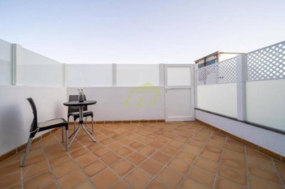 Recently refurbished apartment just a stones through from the beach