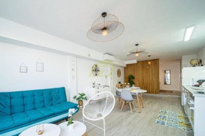 Recently refurbished apartment just a stones through from the beach