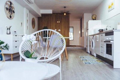 Recently refurbished apartment just a stones through from the beach