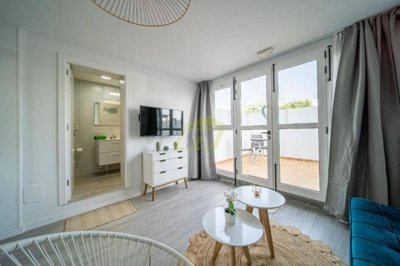 Recently refurbished apartment just a stones through from the beach