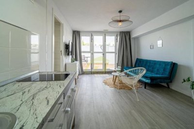 Recently refurbished apartment just a stones through from the beach