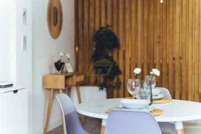 Recently refurbished apartment just a stones through from the beach
