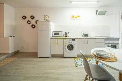 Recently refurbished apartment just a stones through from the beach