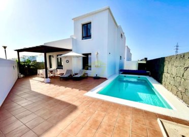 Detached 3 bedroom home in gated community, short stroll to the promenade in Playa Blanca