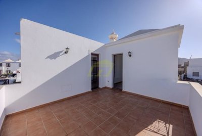 Detached 3 bedroom home in gated community, short stroll to the promenade in Playa Blanca