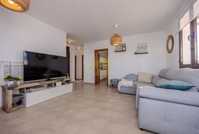 Detached 3 bedroom home in gated community, short stroll to the promenade in Playa Blanca