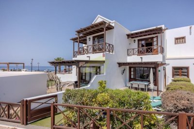 Fantastic 3 bedroom duplex with communal pool in Playa Blanca