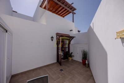 Fantastic 3 bedroom duplex with communal pool in Playa Blanca