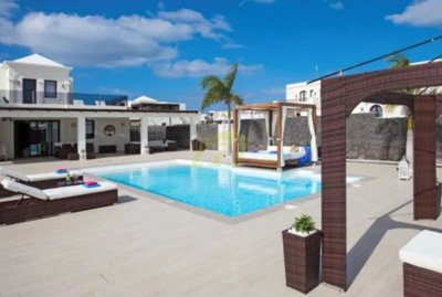 Fantastic 4 bedroom villa with mountain views in Playa Blanca