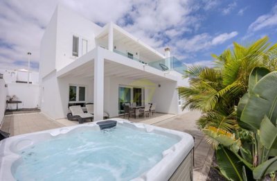 3 bedroom, 3 bathroom villa in fantastic location in Costa Teguise