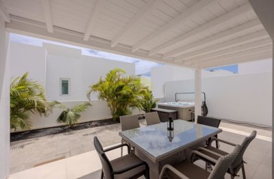 3 bedroom, 3 bathroom villa in fantastic location in Costa Teguise