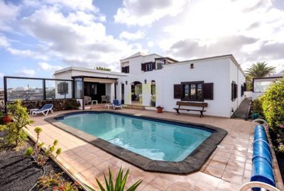 Must see villa with pool & views in Las Breñas