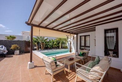 Stylish Playa Blanca retreat  2 bedrooms, 2 bathrooms & private pool