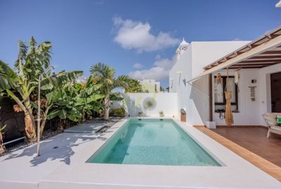 Stylish Playa Blanca retreat  2 bedrooms, 2 bathrooms & private pool