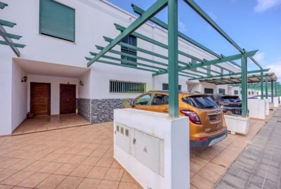 Furnished duplex near schools, shops, and sports facilities