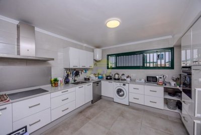 Furnished duplex near schools, shops, and sports facilities