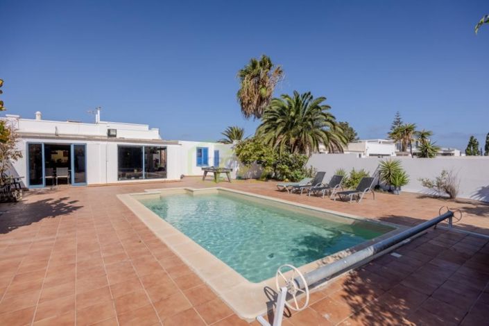Image No.1-4 Bed Villa for sale