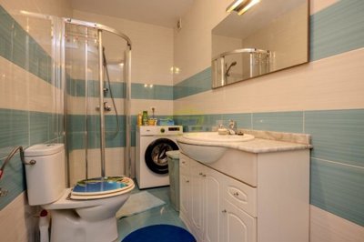 Excellently located property with access to shared pool and close to amenities