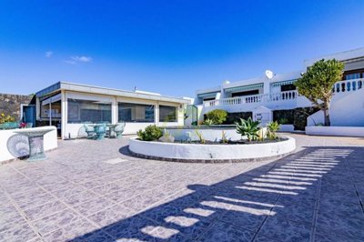 Excellently located property with access to shared pool and close to amenities