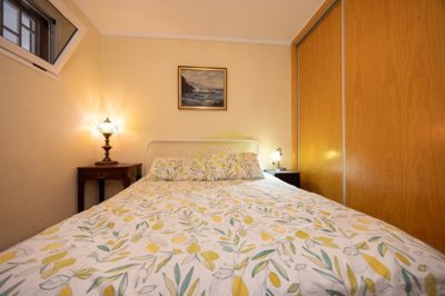 Excellently located property with access to shared pool and close to amenities