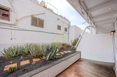 Excellently located property with access to shared pool and close to amenities