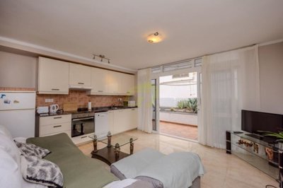 Excellently located property with access to shared pool and close to amenities