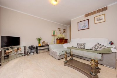 Excellently located property with access to shared pool and close to amenities