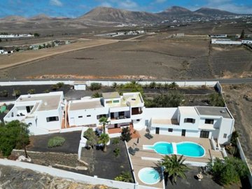 Three units on 4100 m² in Puerto Calero