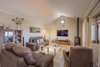 Exceptional detached property with private pool and sea views close to Playa Blanca