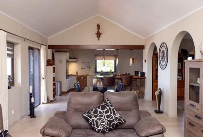 Exceptional detached property with private pool and sea views close to Playa Blanca