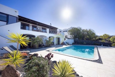 Exceptional detached property with private pool and sea views close to Playa Blanca