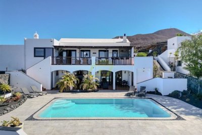Exceptional detached property with private pool and sea views close to Playa Blanca