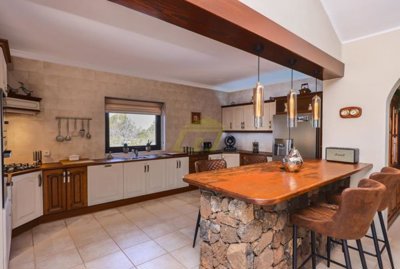 Exceptional detached property with private pool and sea views close to Playa Blanca