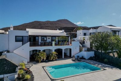 Exceptional detached property with private pool and sea views close to Playa Blanca