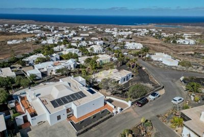 Exceptional detached property with private pool and sea views close to Playa Blanca