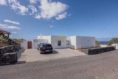 Exceptional detached property with private pool and sea views close to Playa Blanca