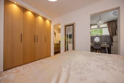 Fully renovated  ground ffloor apartment in private gated complex