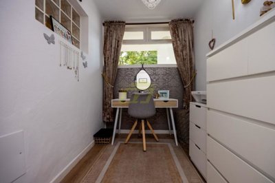 Fully renovated  ground ffloor apartment in private gated complex